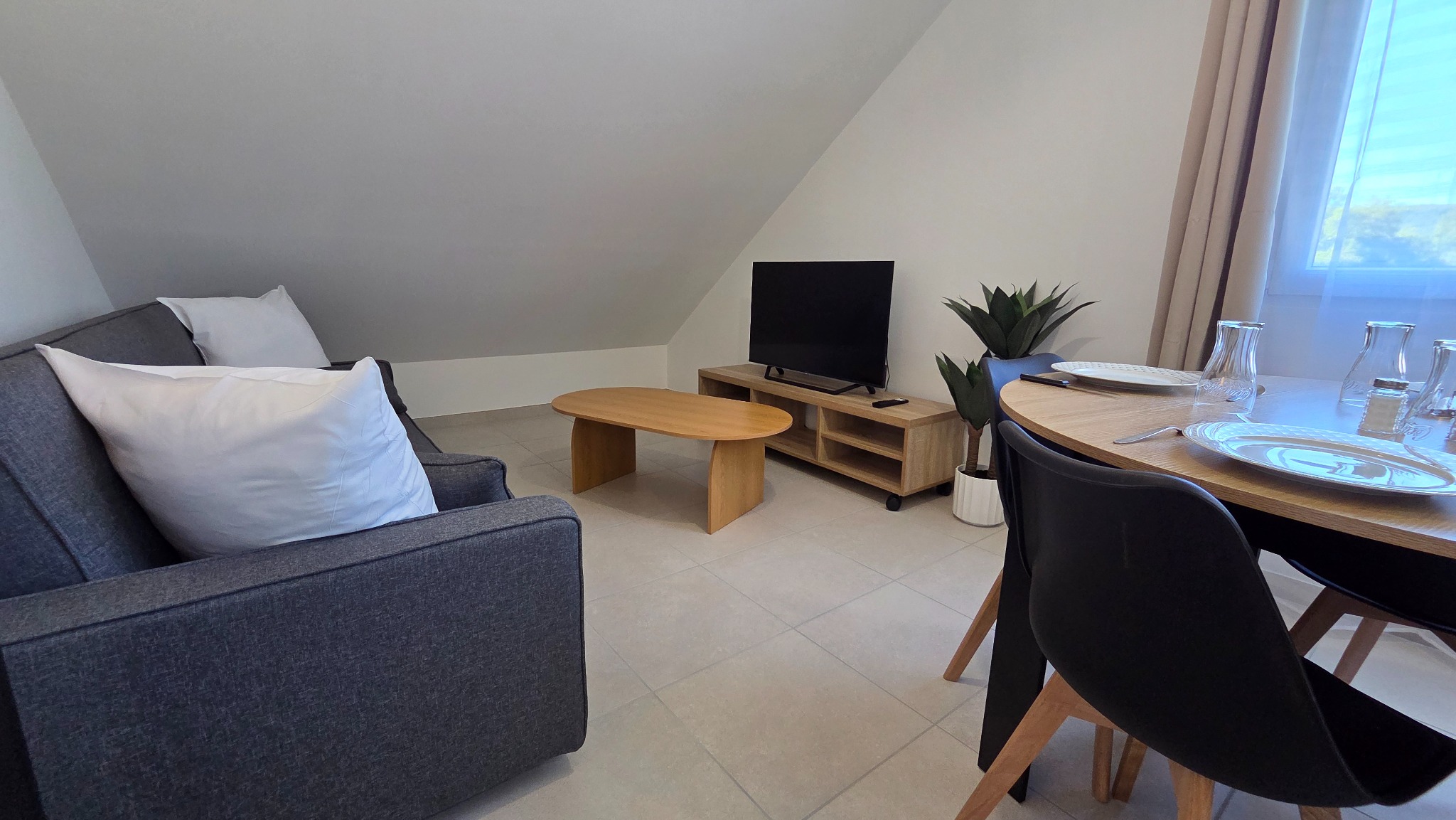 Le séjour et le coin repas — appartement D au 5 Lalo