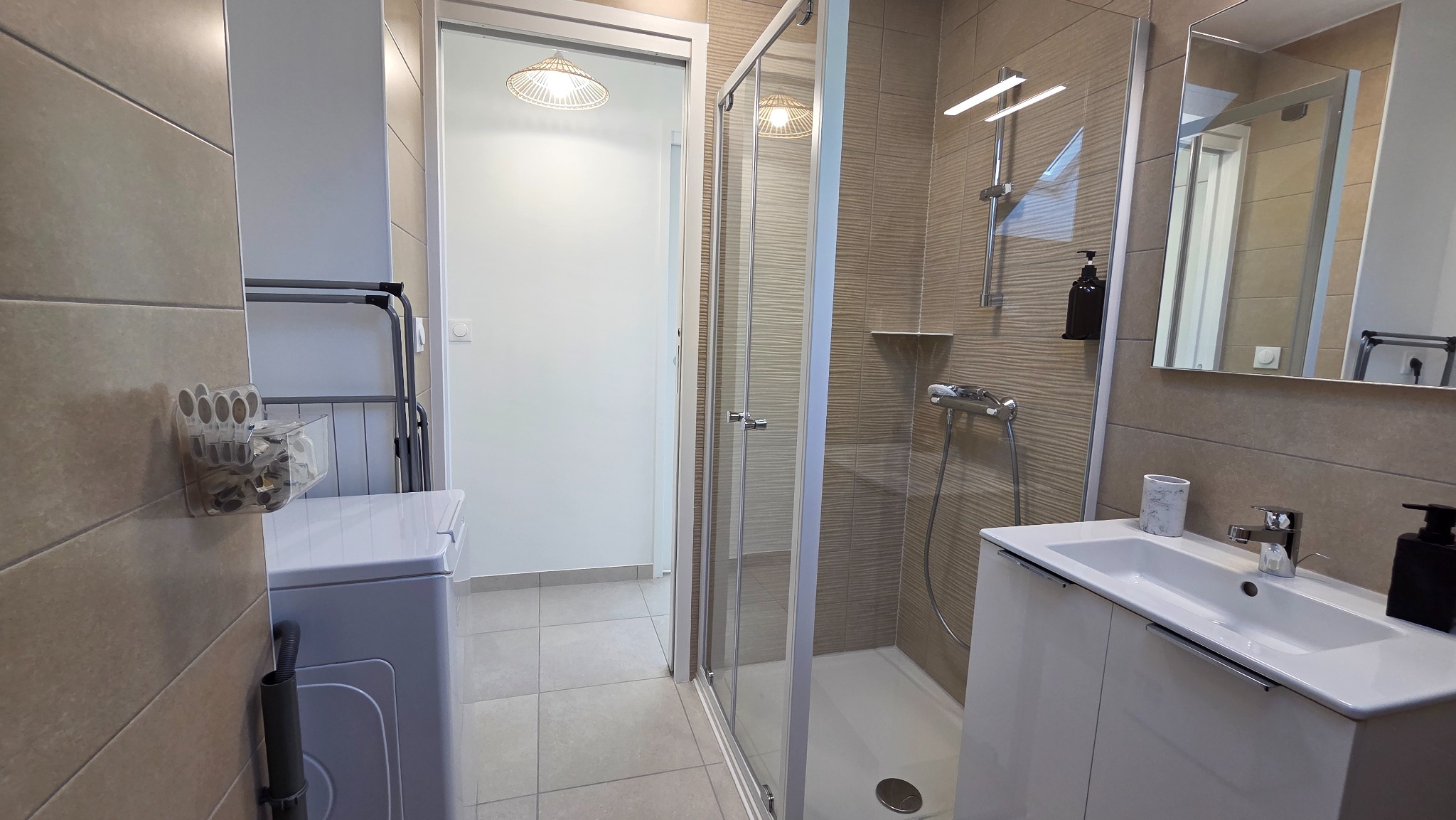 La salle de bain — appartement D au 5 Lalo
